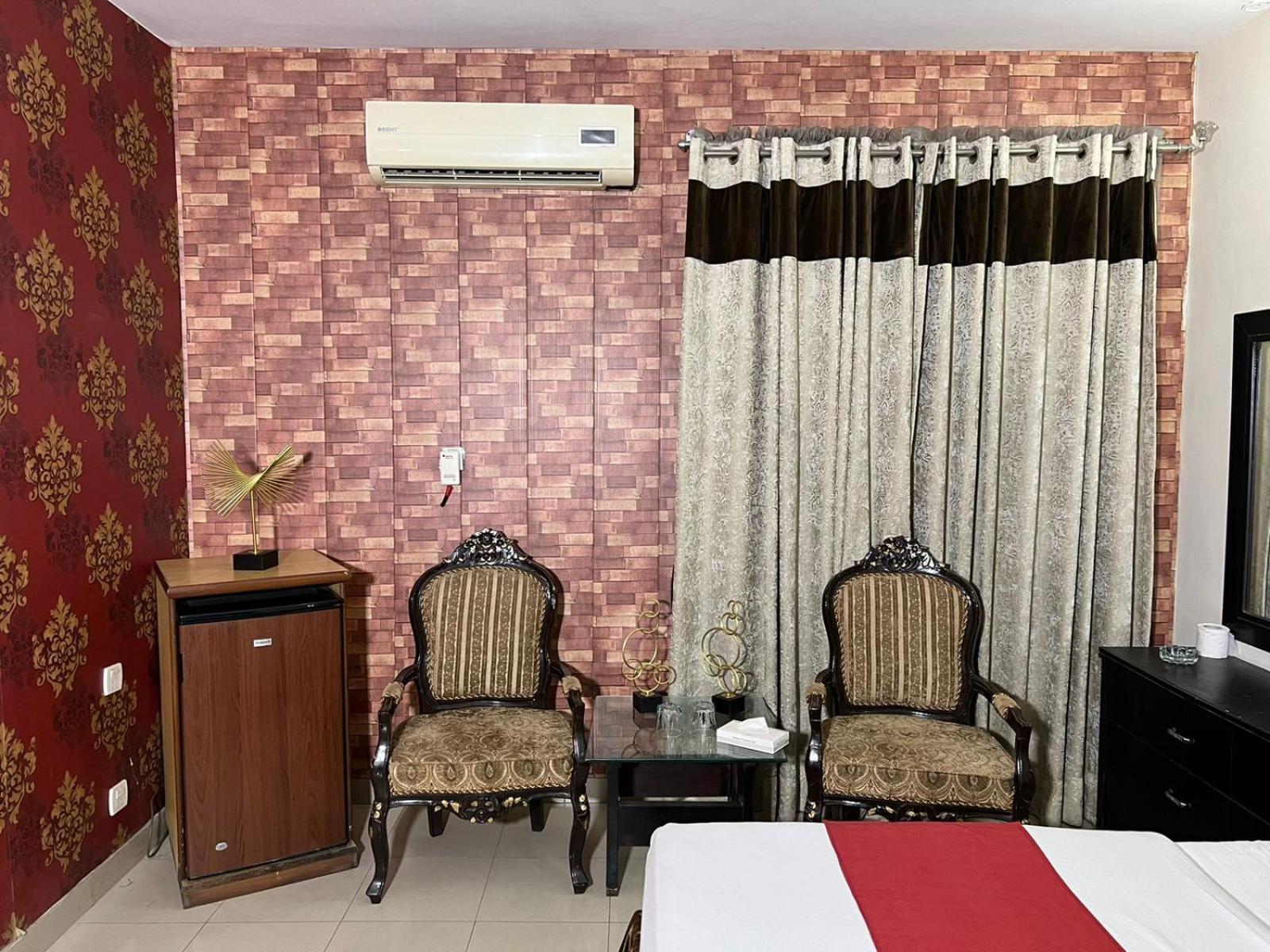 Hotel Tourist Inn Лахор Екстер'єр фото